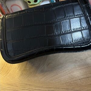 Luxurious Black Crocodile-Embossed Crossbody Bag